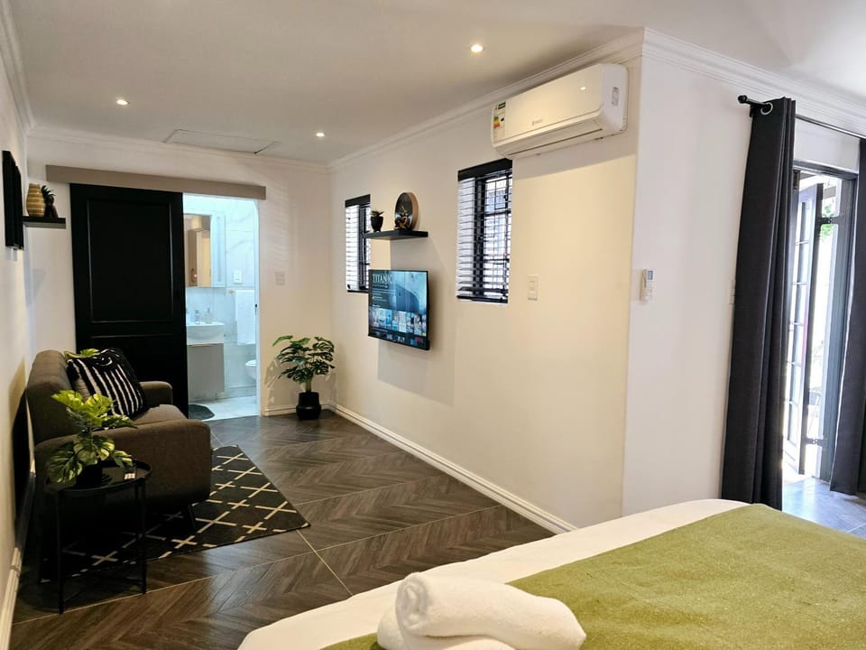 Bed, TV and multimedia, Living room, Seating area, Bedroom, air conditioner