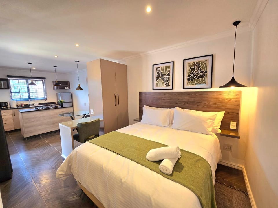 Bed, Kitchen or kitchenette, Seating area, Bedroom, towels