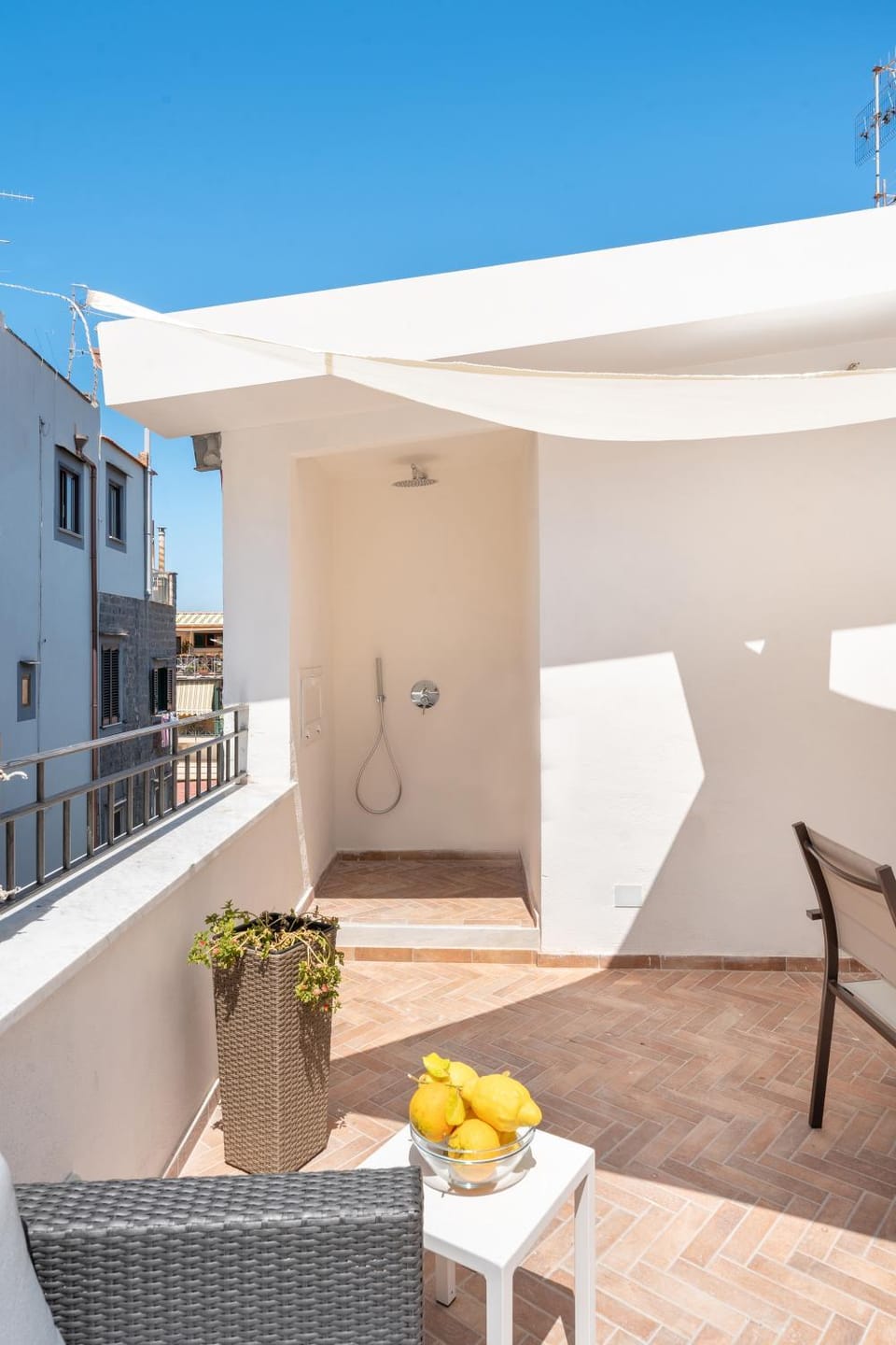Shower, Balcony/Terrace, Quiet street view