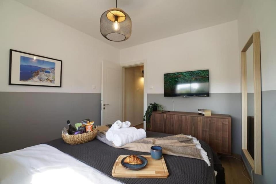 Bed, TV and multimedia, Photo of the whole room, Bedroom