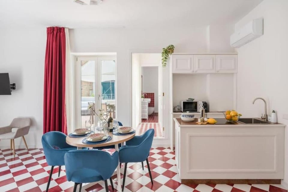 Kitchen or kitchenette, Dining area