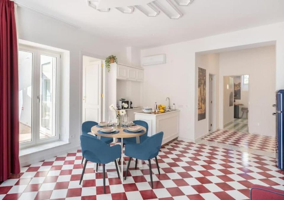 Kitchen or kitchenette, Seating area, Dining area