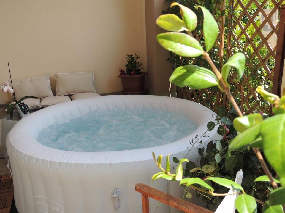 Hot Tub, Swimming pool