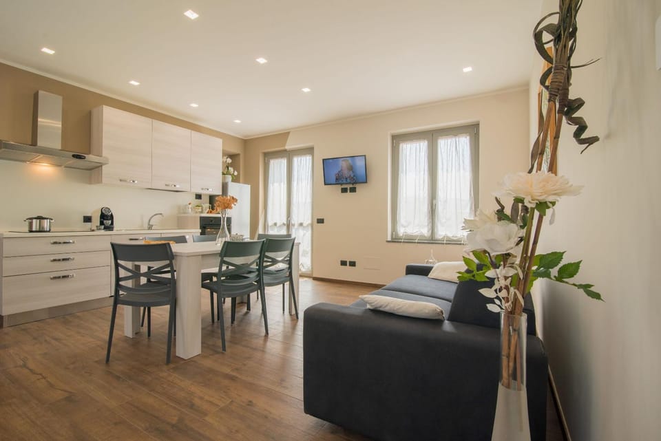 TV and multimedia, Kitchen or kitchenette, Living room, Seating area, Dining area, stove