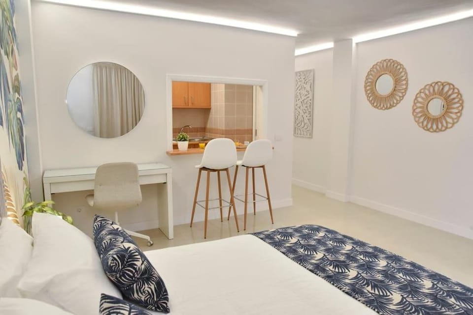 Bed, Kitchen or kitchenette, Photo of the whole room, Seating area, Bedroom