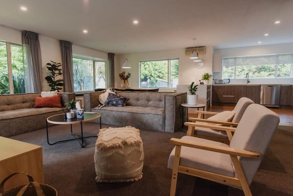 Hidden Gem of Christchurch - Sleeps 13 House in Christchurch