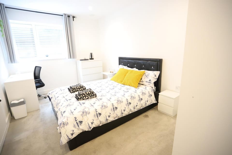 Bed, Photo of the whole room, Bedroom, towels