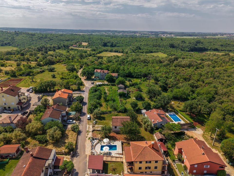 Day, Pool view, Location