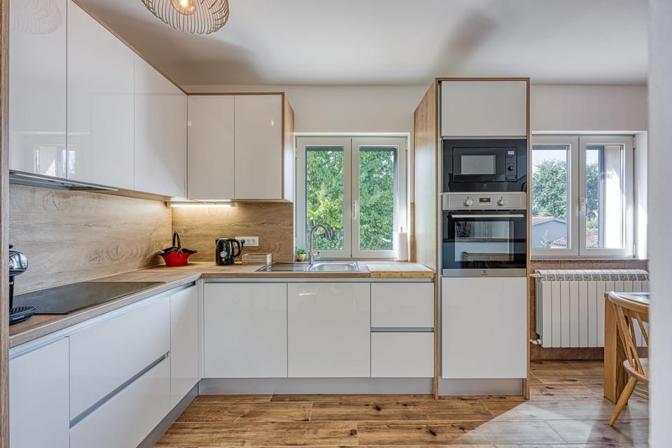 Kitchen or kitchenette, dishwasher