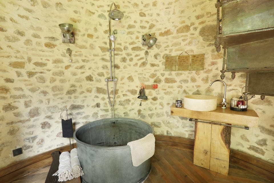 ForRest Stone, hébergement insolite 1h de Lyon, St Etienne et Clermont Ferrand House in Auvergne-Rhône-Alpes