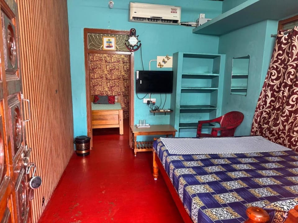 Bed, TV and multimedia, air conditioner
