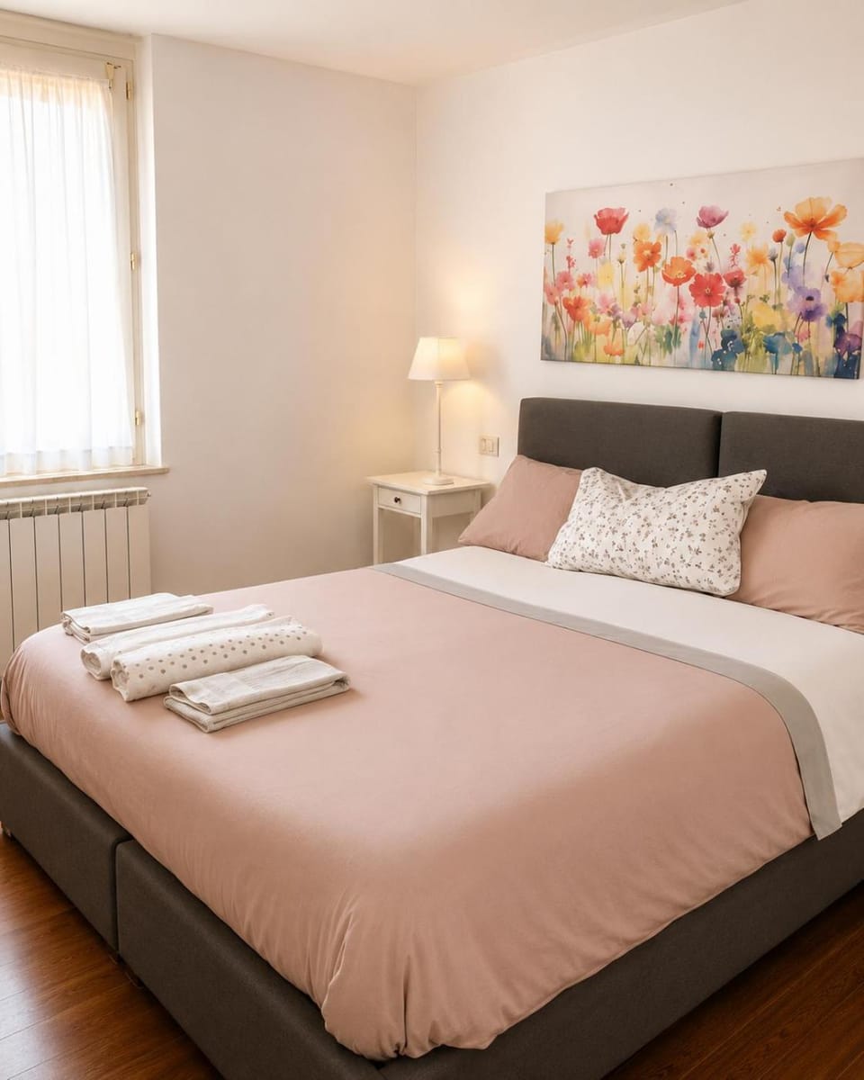Bed, Photo of the whole room, Bedroom, towels