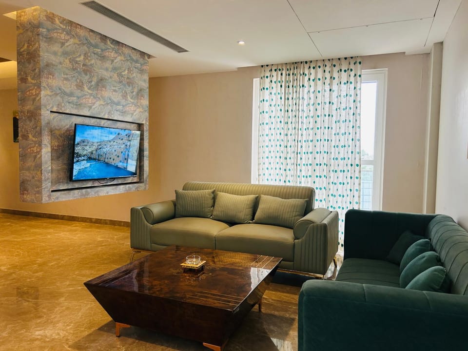 Communal lounge/ TV room, TV and multimedia, Living room, Seating area, Evening entertainment