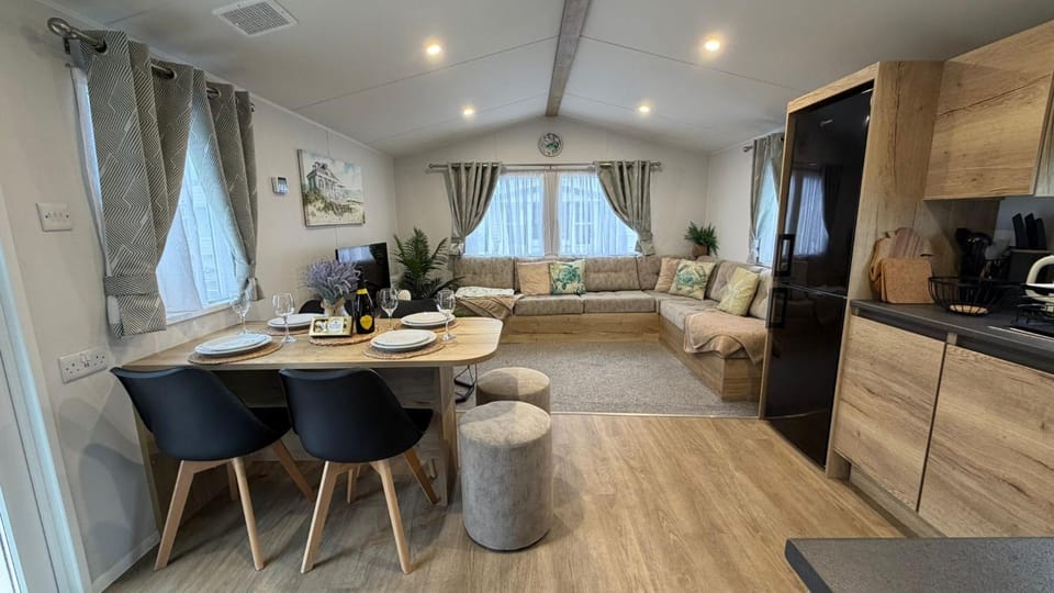 Big Boss Caravan-Camber Sands,Sleep 8, Free Wi-Fi, Netflix, Parking Campground/ 
RV Resort in Camber