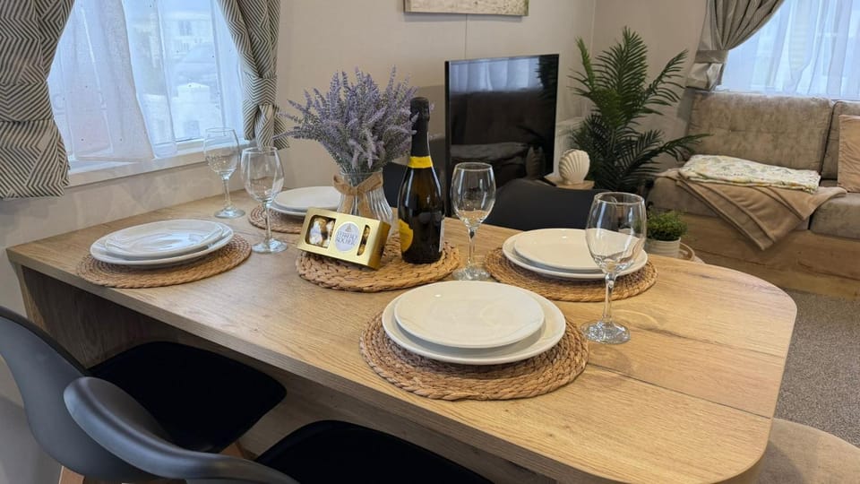 Big Boss Caravan-Camber Sands,Sleep 8, Free Wi-Fi, Netflix, Parking Campground/ 
RV Resort in Camber