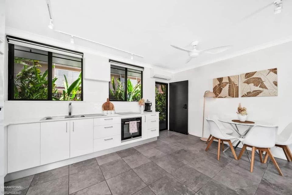 Kitchen or kitchenette, Dining area, oven, stove
