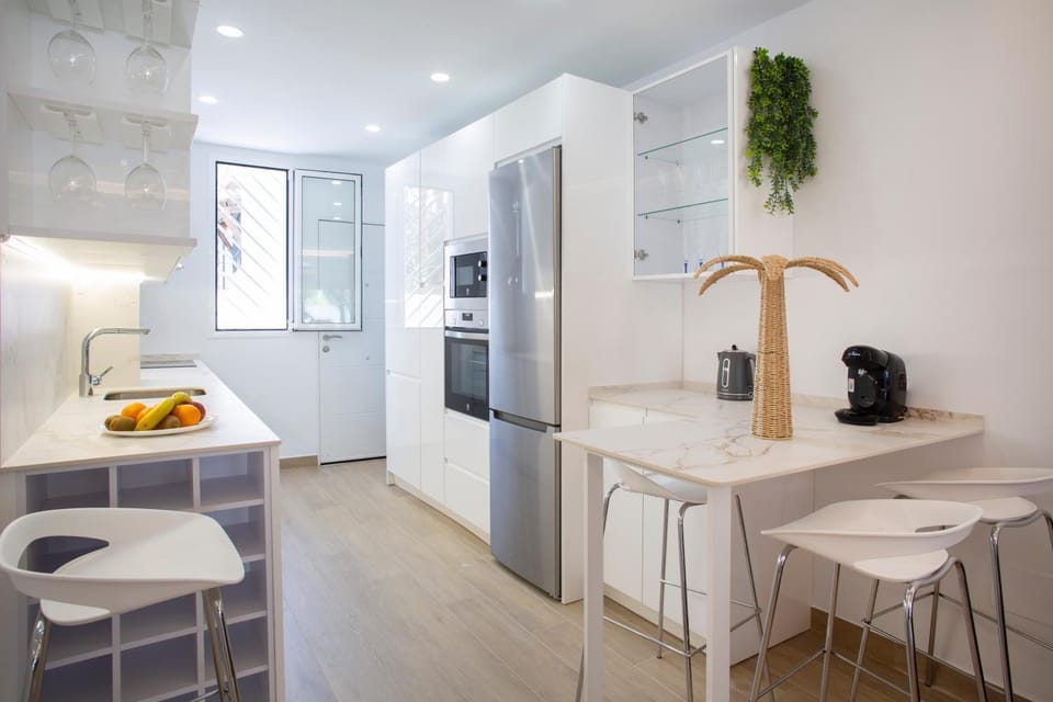 Coffee/tea facilities, Kitchen or kitchenette, Dining area, oven, stove, toaster