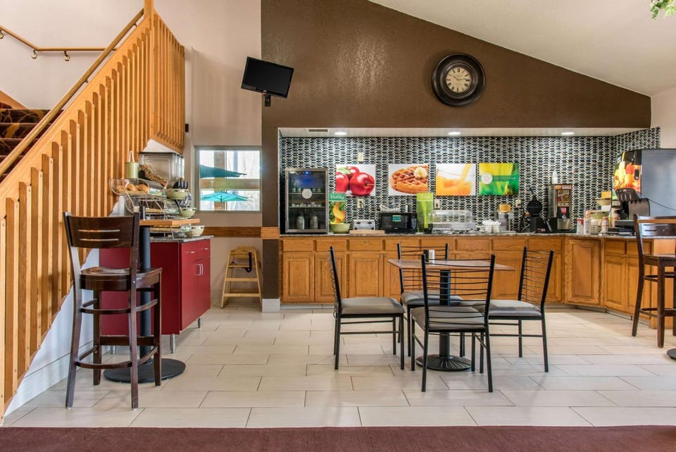 Restaurant/places to eat, Dining area, On site, Breakfast