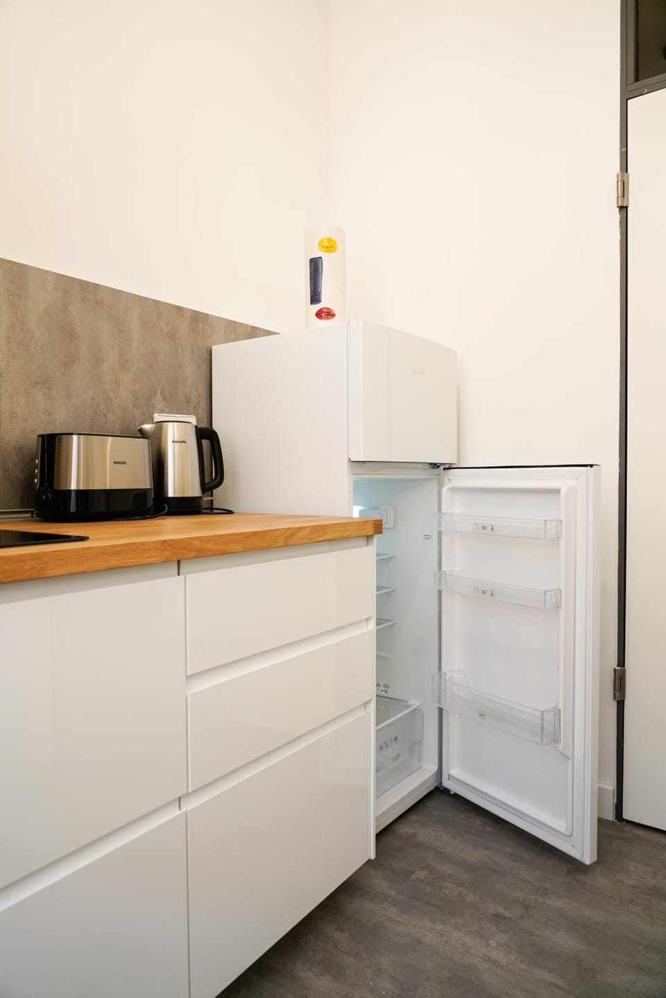 Coffee/tea facilities, Kitchen or kitchenette, oven, stove, toaster