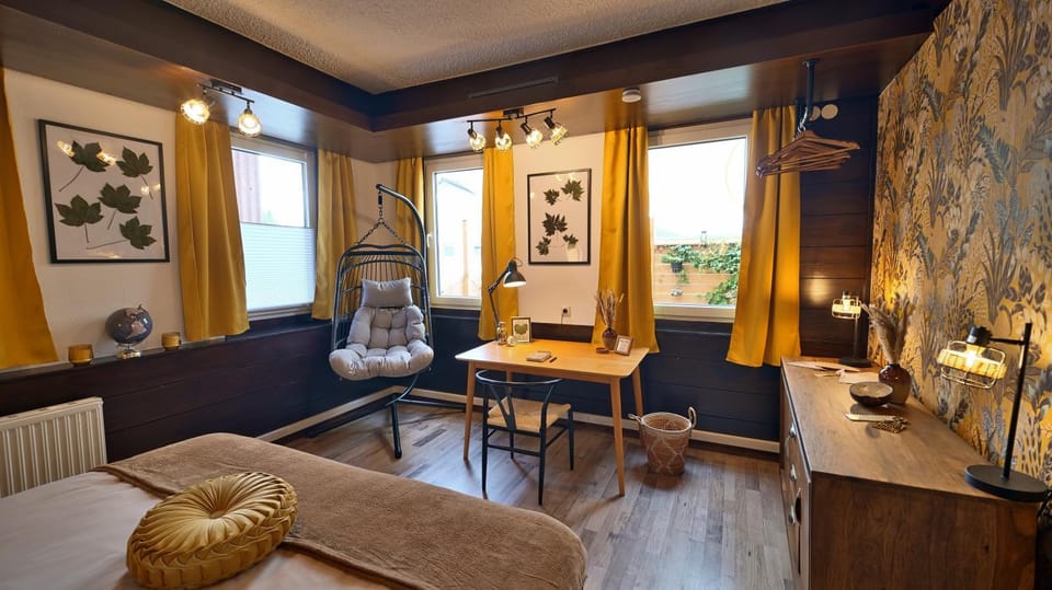 Bed, Seating area, Bedroom