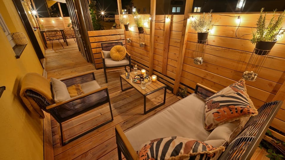 Night, Balcony/Terrace, Seating area, group of guests