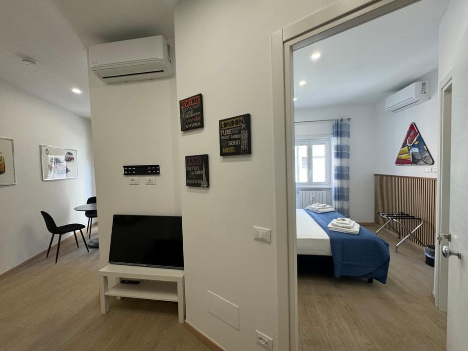 Bed, TV and multimedia, Photo of the whole room, air conditioner