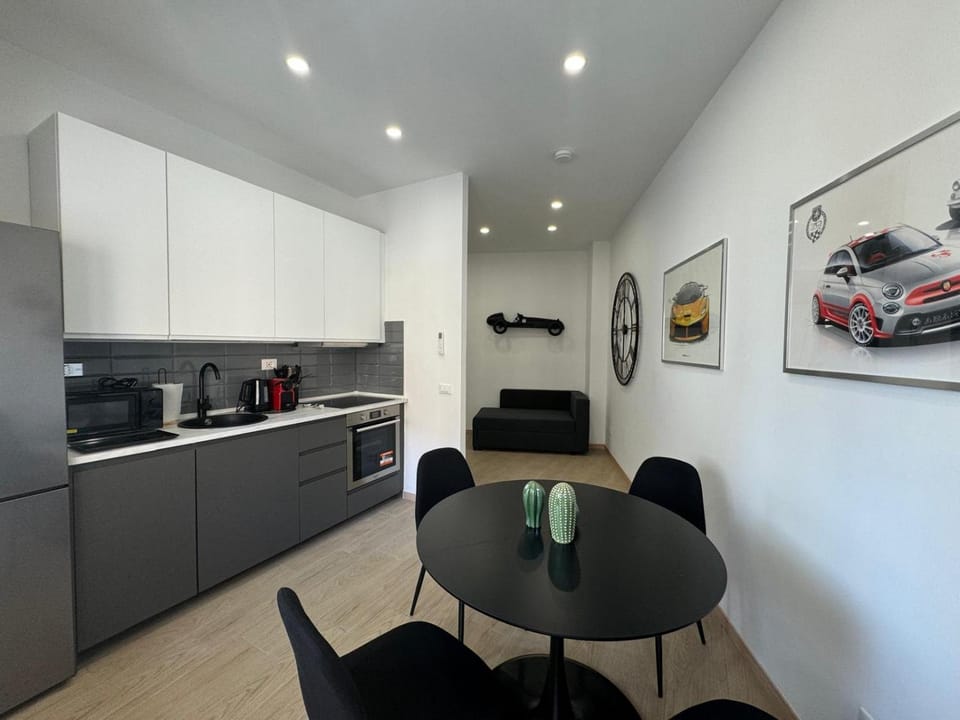 Coffee/tea facilities, Kitchen or kitchenette, Dining area, oven, stove