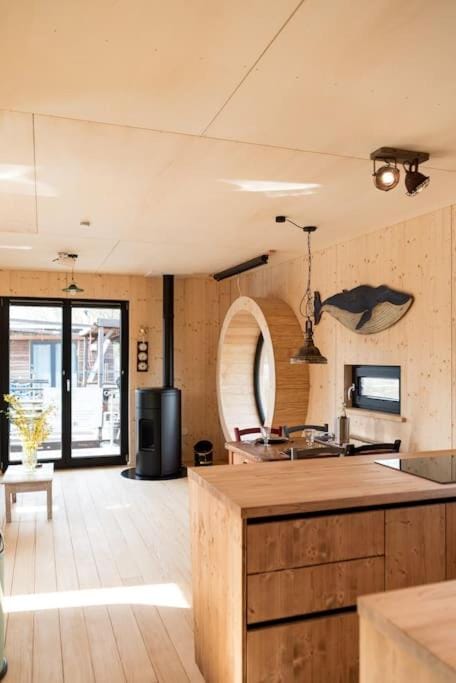 Hausboot Diva mit Kamin - Winter auf der Dove Elbe Docked boat in Hamburg