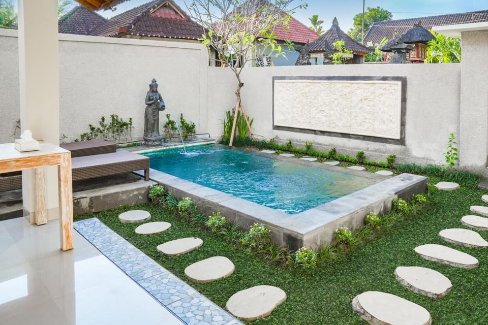 Swimming pool, sunbed