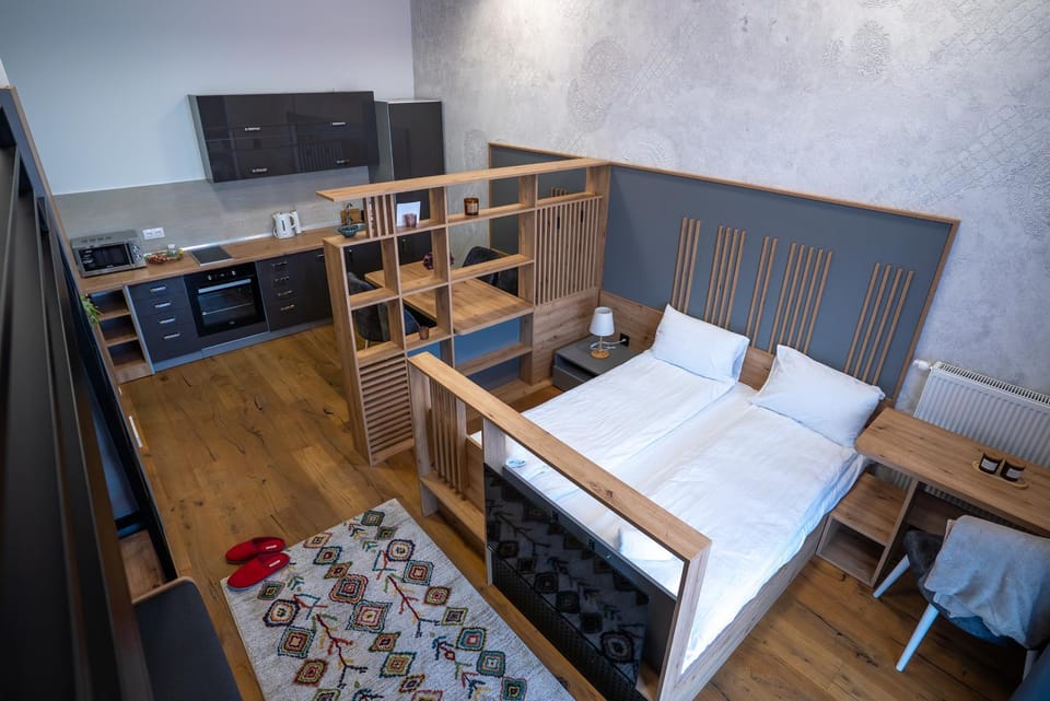 Bed, TV and multimedia, Kitchen or kitchenette, Dining area, Bedroom