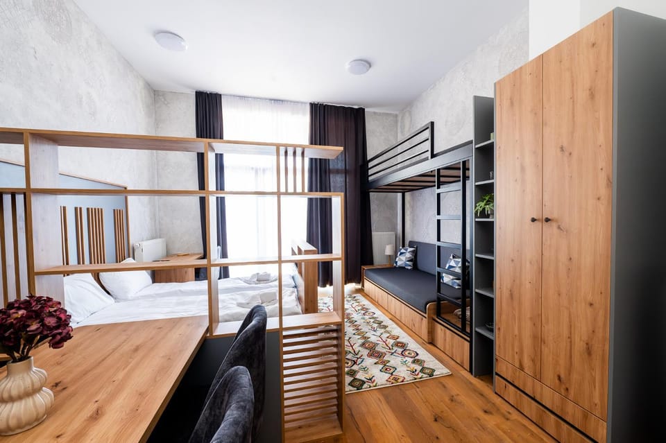 Bed, TV and multimedia, Living room, Photo of the whole room, Seating area, Dining area, Bedroom, wardrobe