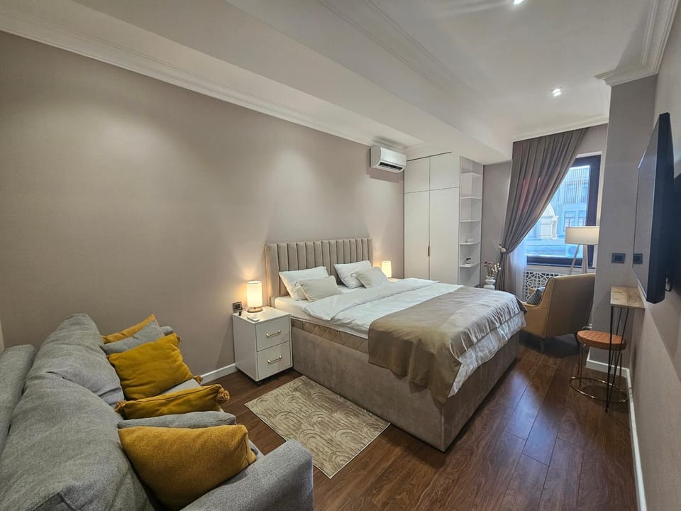 Bed, TV and multimedia, Photo of the whole room, Seating area, Bedroom, air conditioner