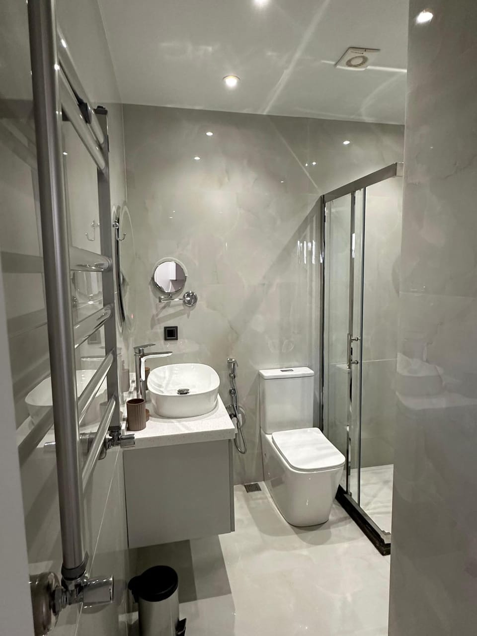 Shower, Toilet, Bathroom, bidet, towels