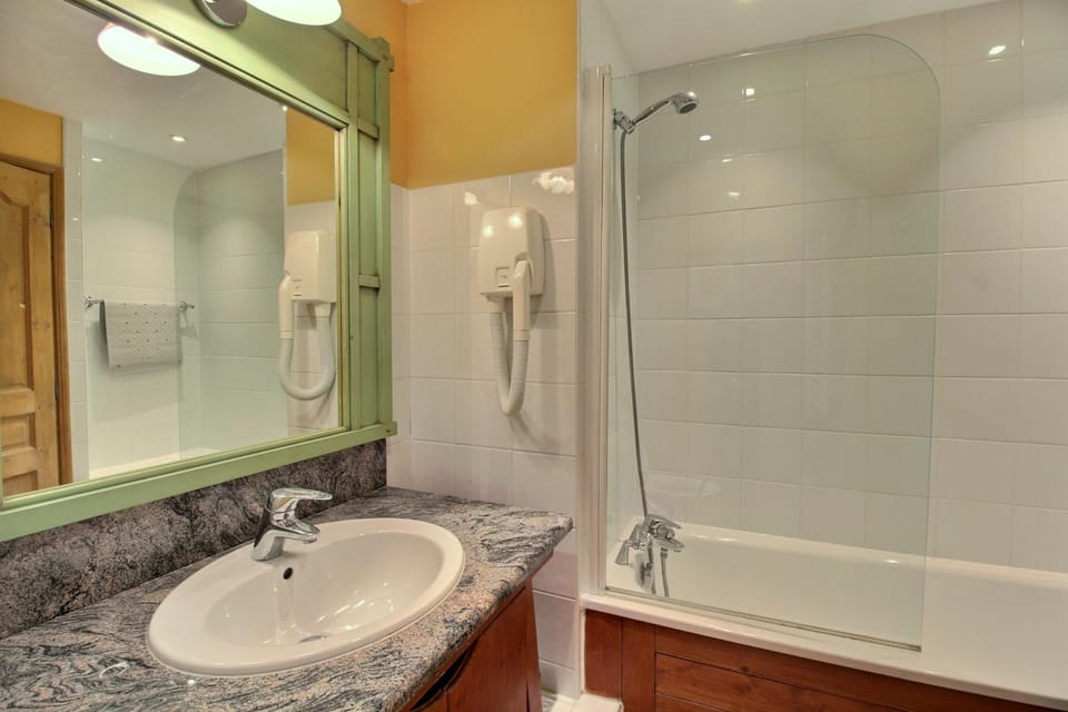 Shower, Bathroom, Bath, towels