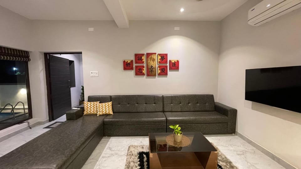 Communal lounge/ TV room, TV and multimedia, Living room, Seating area, Evening entertainment
