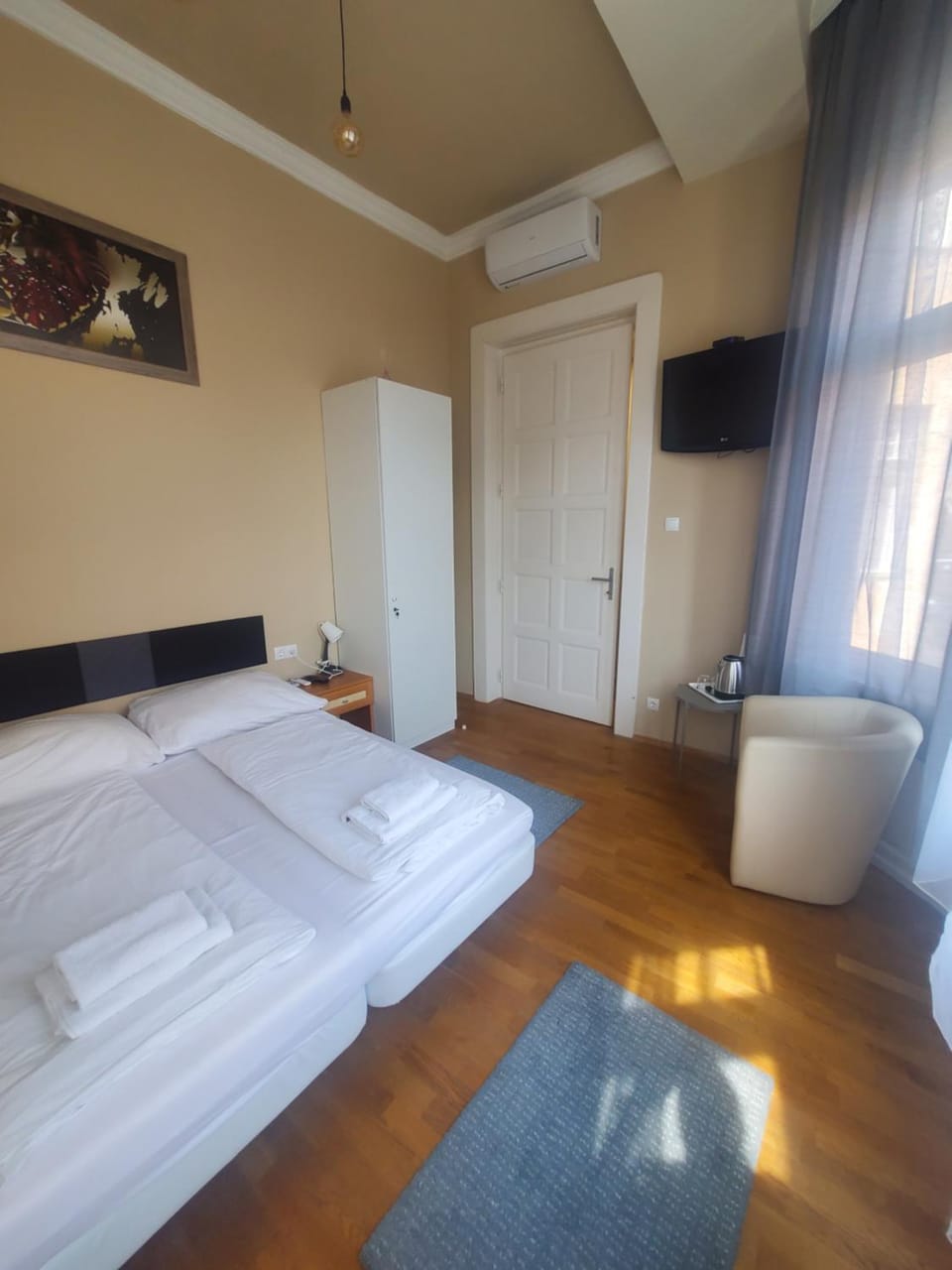 Photo of the whole room
