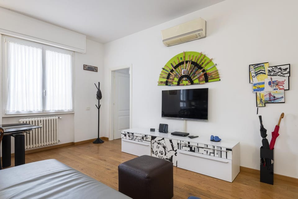 TV and multimedia, Living room, Seating area, internet, air conditioner
