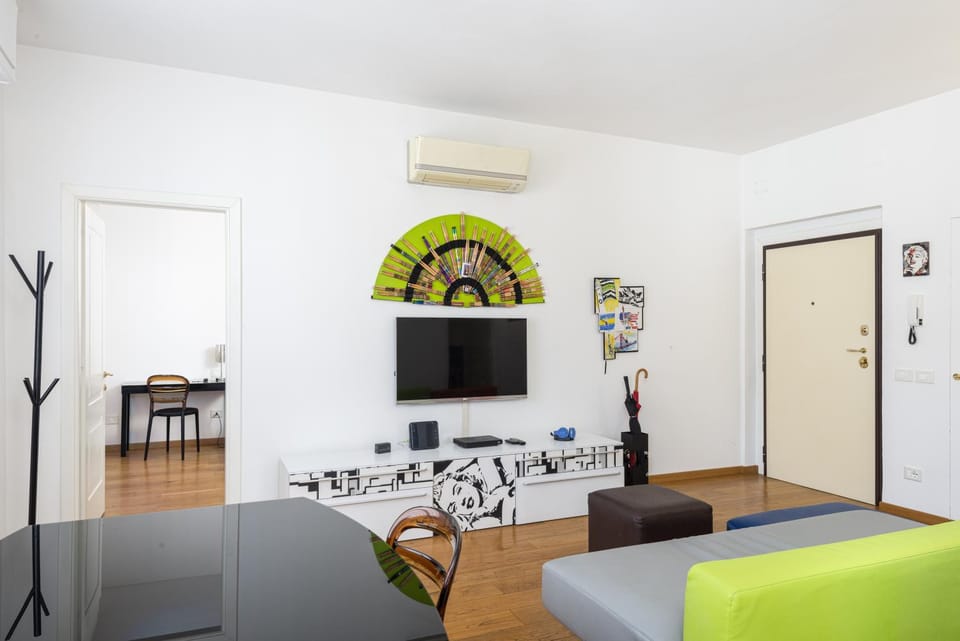 TV and multimedia, Living room, Seating area, Dining area, air conditioner