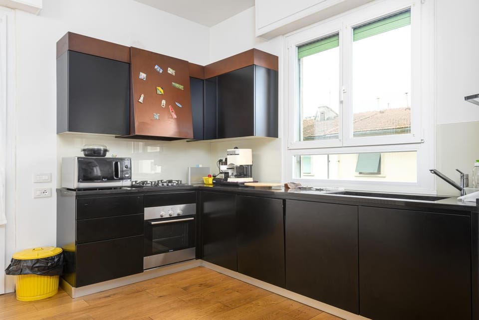 Coffee/tea facilities, Kitchen or kitchenette, dishwasher, oven, stove