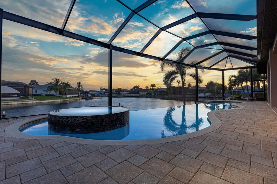 Luxury, Sunsets, Heated Infinity Pool, Spa, Pool Table, Bikes & Kayaks - Villa Coral Bay - Roelens House in Cape Coral