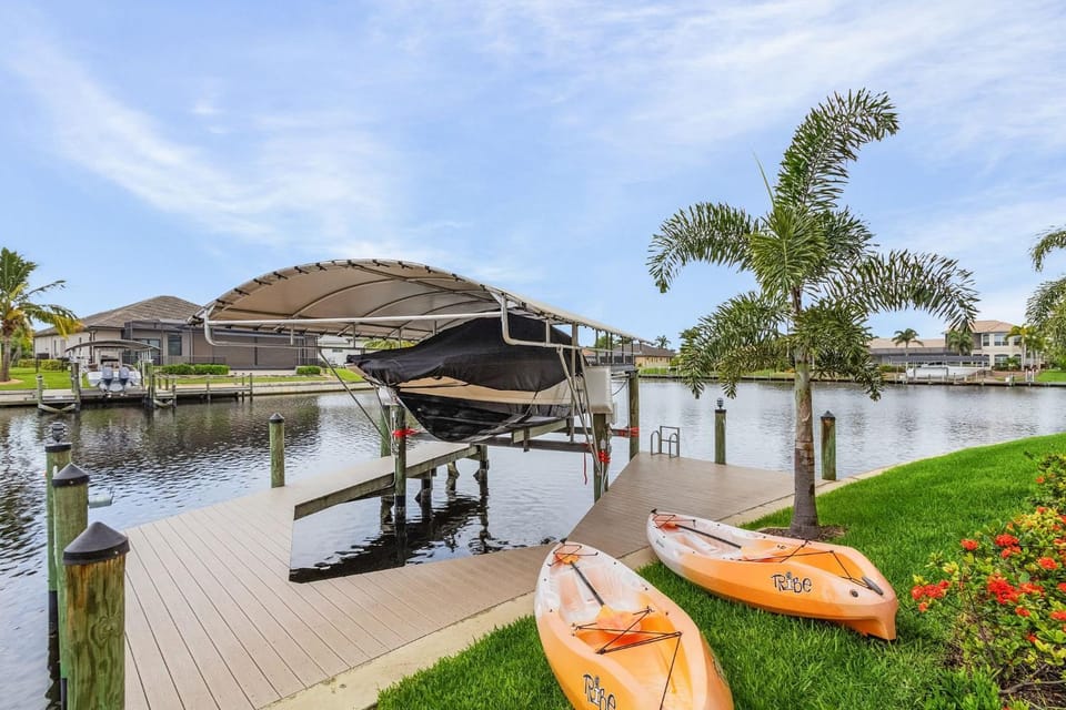 Luxury, Sunsets, Heated Infinity Pool, Spa, Pool Table, Bikes & Kayaks - Villa Coral Bay - Roelens House in Cape Coral