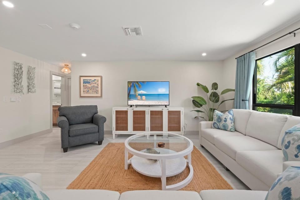 Ground Floor Luxury - Your choice of 2 Bikes or Kayak Rental - Steps to Beach! House in Sanibel Island