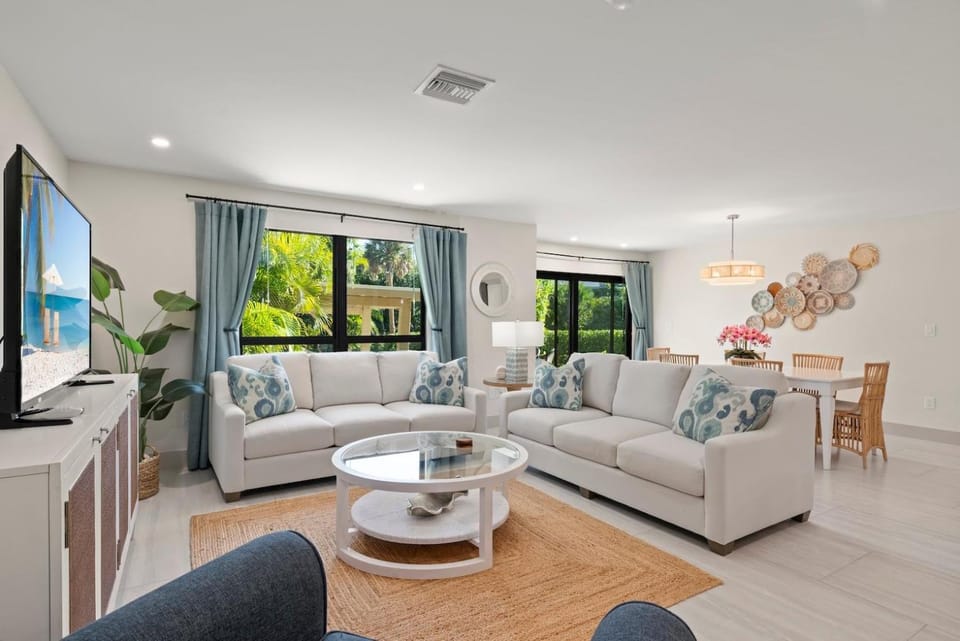 Ground Floor Luxury - Your choice of 2 Bikes or Kayak Rental - Steps to Beach! House in Sanibel Island