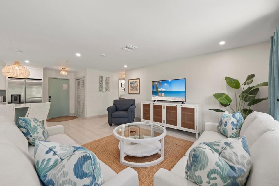 Ground Floor Luxury - Your choice of 2 Bikes or Kayak Rental - Steps to Beach! House in Sanibel Island
