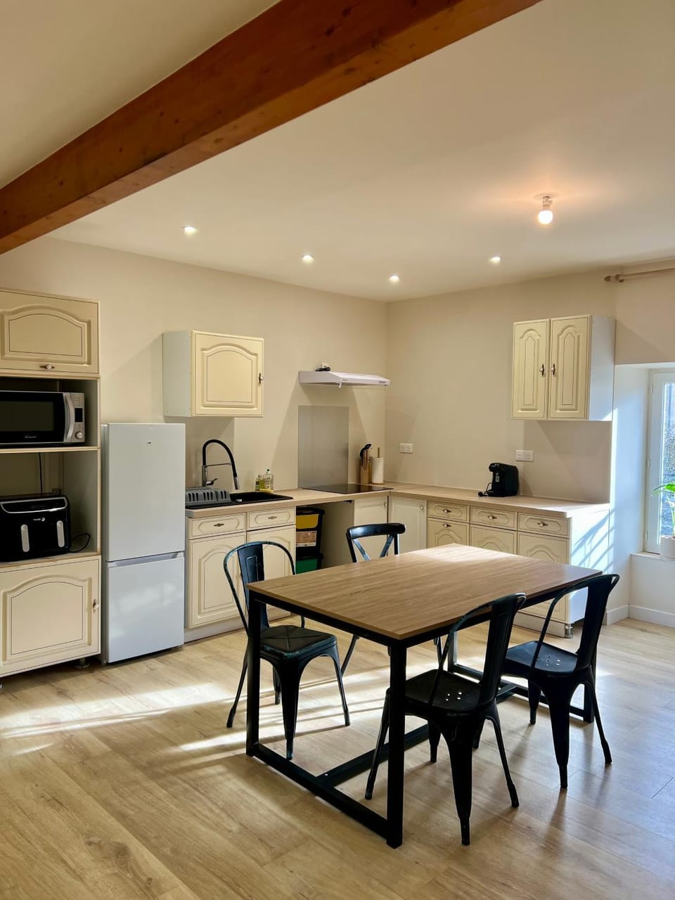 Kitchen or kitchenette, Dining area, stove, toaster