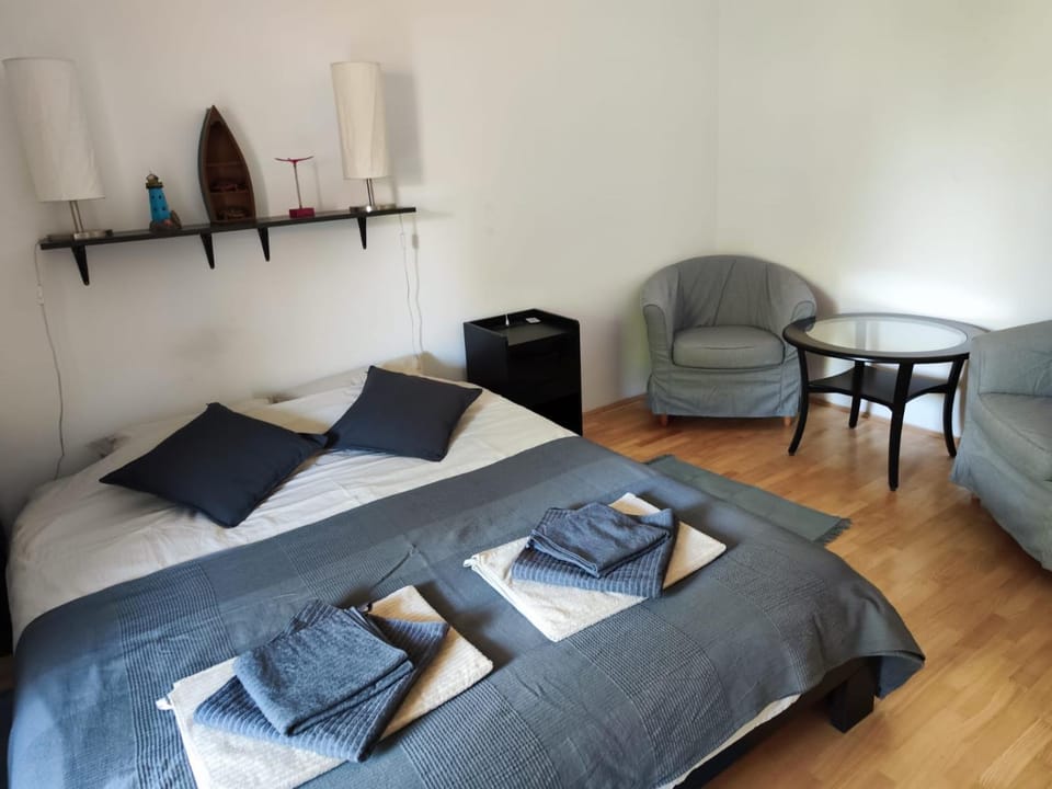 Bed, Seating area, Bedroom