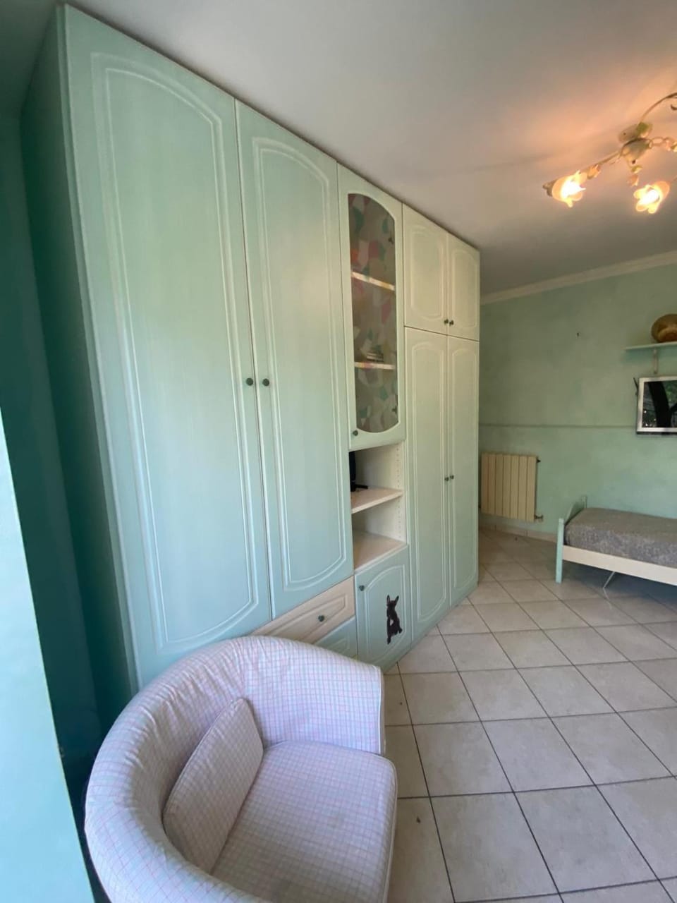 Photo of the whole room, wardrobe