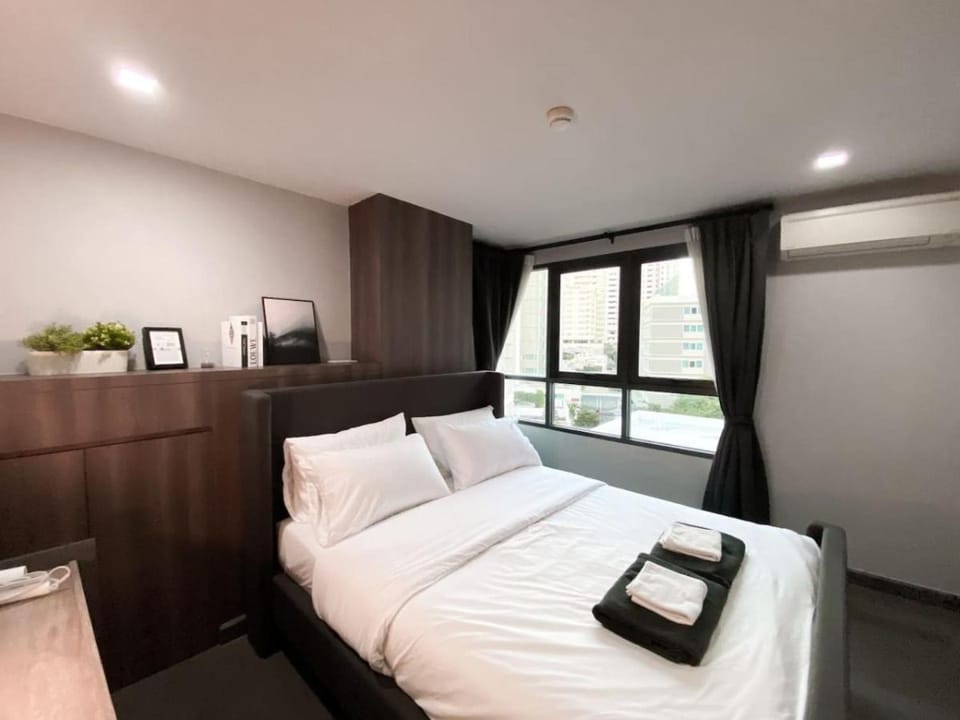 2Br Modern Comfort at Vibrant Asok BTS Station House in Bangkok