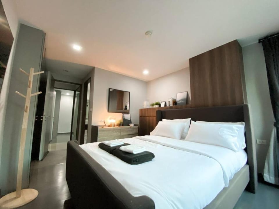 2Br Modern Comfort at Vibrant Asok BTS Station House in Bangkok