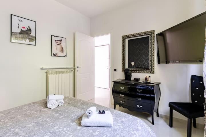 Bed, TV and multimedia, Photo of the whole room, Bedroom, towels